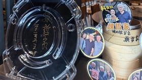 台積電總裁魏哲家於5月31日再度造訪台中知名餐廳「鴨片館」，並大方送上親筆簽名的晶圓模型作為驚喜大禮，讓老闆驚呼這是全世界最有價值的晶片。（圖／翻攝自鴨片館臉書粉專）