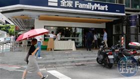 日本網紅認為台灣超商對寵物非常友善，經常可見到狗狗自由進出超商避暑。（示意圖，本刊資料照）