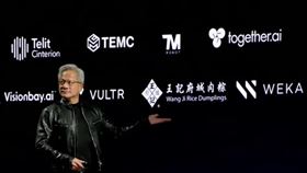 輝達（NVIDIA）執行長黃仁勳近日在台北演講，將「王記府城肉粽」等5家愛店列入合作夥伴背板，讓在地美食瞬間化身「AI概念股」。（圖／翻攝自「台南式 Tainan Style」臉書）