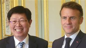 鴻海董事長劉揚偉赴法會晤總統馬克宏，法方全力支持鴻海在當地的發展。鴻海將啟動半導體封裝廠動土，並攜手法國Bull加碼1.2億歐元布局歐洲AI基礎設施。此行更於COMPUTEX展現轉型「算力工廠」實力，透過AI基建與軟硬體整合，深化台法AI生態戰略合作。（圖／法國在台協會提供）