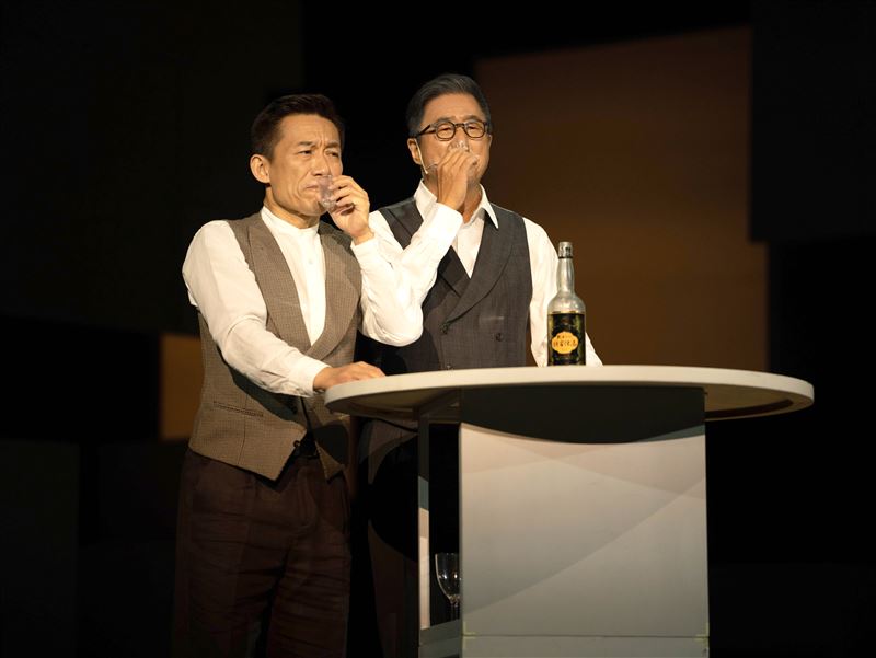 王偉忠(右)、郭子乾(左)主演舞台劇《謝謝大家收看》。(圖/金星文創提供)