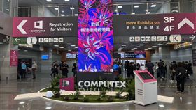 Computex 2026（台北國際電腦展）今（2）日上午9點30分正式登場。不過，在開展前，南港展覽館一館就已提前湧現驚人人潮，入口處排隊隊伍一路延伸至到另一區的入口處，會場內部走道更被參展人士擠得寸步難行，現場宛如大型演唱會開場前夕。（圖／記者王文承攝影）