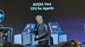 黃仁勳於 COMPUTEX 表示輝達將嚴守出口法規銷售中國，並強調「Vera」CPU 以專屬 Agent 架構優勢搶攻市場。同時透過 AI 壓縮與渲染技術解決記憶體瓶頸，推動 PC 從單純工具進化為能思考的 AI 專業助理。（圖／記者師瑞德攝影）