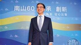 學霸尹崇堯和員工擠電梯 被稱0負評董事長