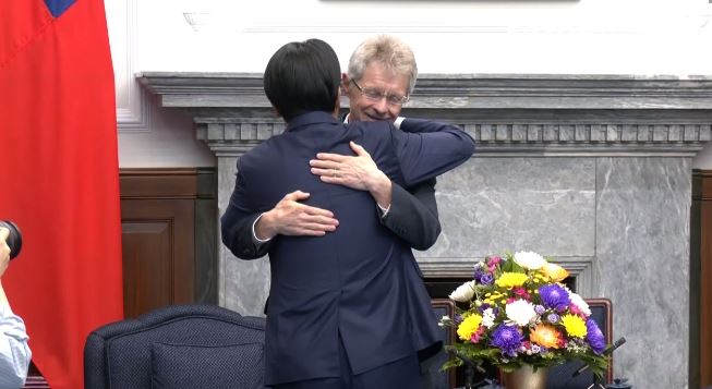 總統賴清德頒授捷克參議長韋德齊「特種大綬卿雲勳章」,兩人一見面先是大擁抱。(圖/翻攝畫面)