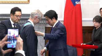 賴清德親授勳章給韋德齊　一見面給大擁抱