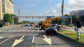 台北市士林區今（2日）上午發生車禍，一名陳姓男子駕駛小客車自撞分隔島。（圖／翻攝畫面）