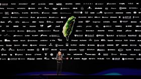 黃仁勳主題演講（1）輝達（NVIDIA）執行長黃仁勳（圖）1日上午在台北流行音樂中心主持GTC Taipei大會並發表主題演講，為2026台北國際電腦展（COMPUTEX）暖身，後方展示供應鏈背板。中央社記者翁睿坤攝  115年6月1日