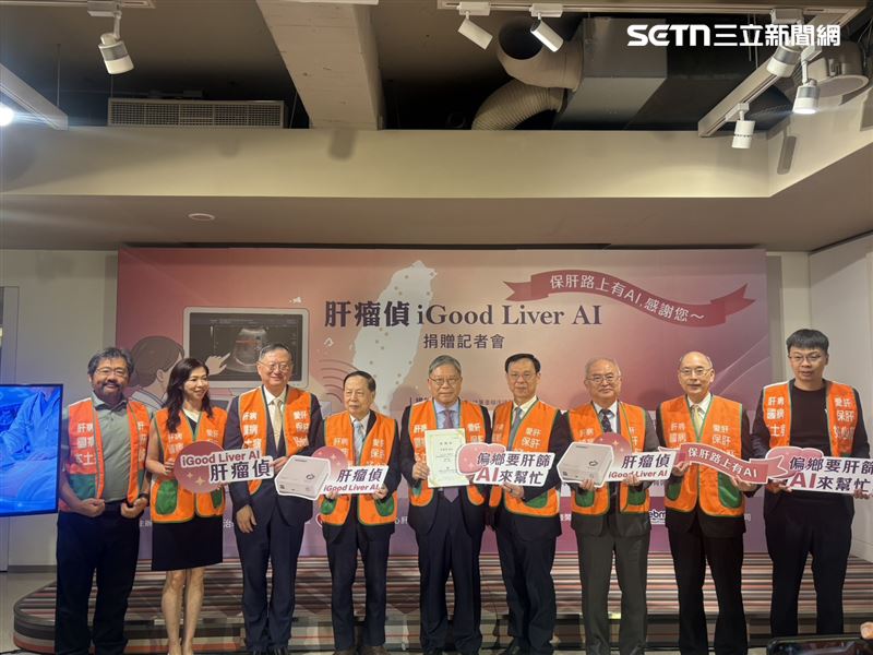 石崇良(右4)今日出席「肝瘤偵 (iGood Liver AI)可提升腹部超音波檢查效益」記者會。(圖/記者蔣季容攝影)