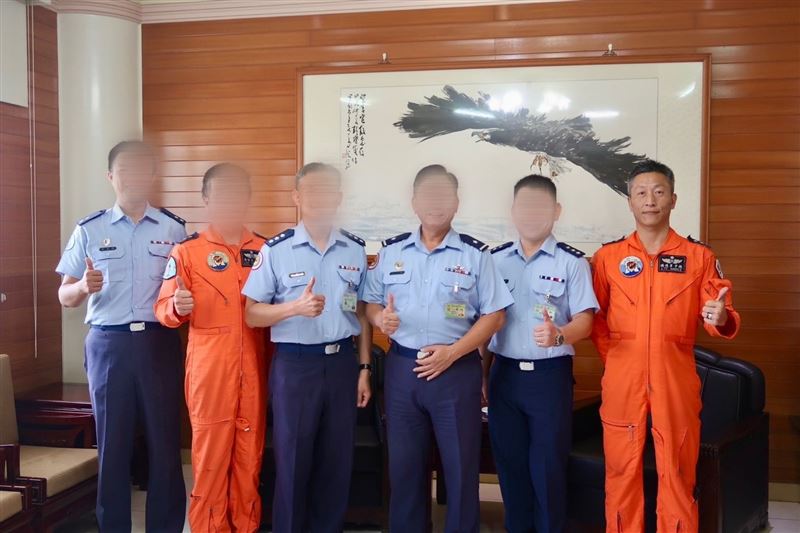過俊男(右)因墜機不幸殉職。(圖/翻攝空軍軍官學校)