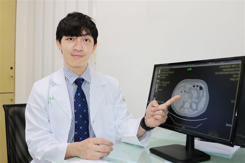 張堯任提醒,右上腹若反覆出現悶痛,務必提高警覺。(圖/聯新國際醫院提供)