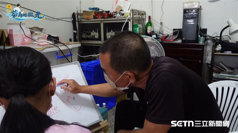 雖然阿葉學歷不高，也沒有餘力讓女兒去上安親班或請家教，他靠著查字典和自學教女兒英文。（圖／記者張雅筑攝）