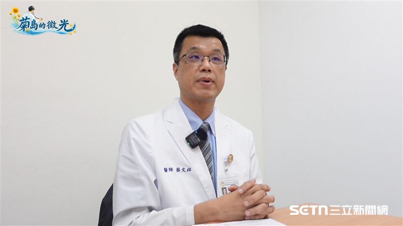 部立澎湖醫院副院長蔡文祥醫師，本來立志要當老師，但因為國中時，父親發生車禍嚴重腦傷過世，加上高中時老師的建議，讓他決定更改志願從醫。（圖／記者張雅筑攝）