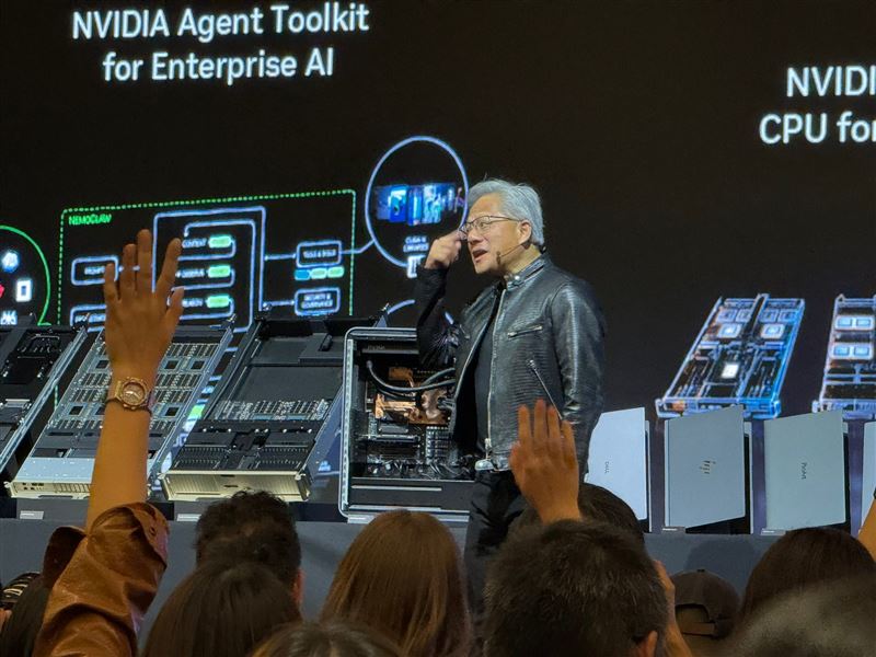 黃仁勳在 COMPUTEX 極限趕場，不僅在媒體問答中展現驚人親和力與幽默感，更在電量告急時妙語如珠。他不僅親自指導提問節奏，面對敏感的晶片禁令考古題，更以「演過百次電影」自嘲，展現 AI 教父在體能極限下，依然精準掌控全局的強大氣場。（圖／記者師瑞德攝影）