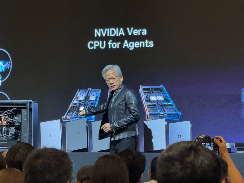 黃仁勳在 COMPUTEX 極限趕場，不僅在媒體問答中展現驚人親和力與幽默感，更在電量告急時妙語如珠。他不僅親自指導提問節奏，面對敏感的晶片禁令考古題，更以「演過百次電影」自嘲，展現 AI 教父在體能極限下，依然精準掌控全局的強大氣場。（圖／記者師瑞德攝影）