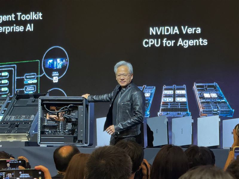 黃仁勳在 COMPUTEX 極限趕場，不僅在媒體問答中展現驚人親和力與幽默感，更在電量告急時妙語如珠。他不僅親自指導提問節奏，面對敏感的晶片禁令考古題，更以「演過百次電影」自嘲，展現 AI 教父在體能極限下，依然精準掌控全局的強大氣場。（圖／記者師瑞德攝影）