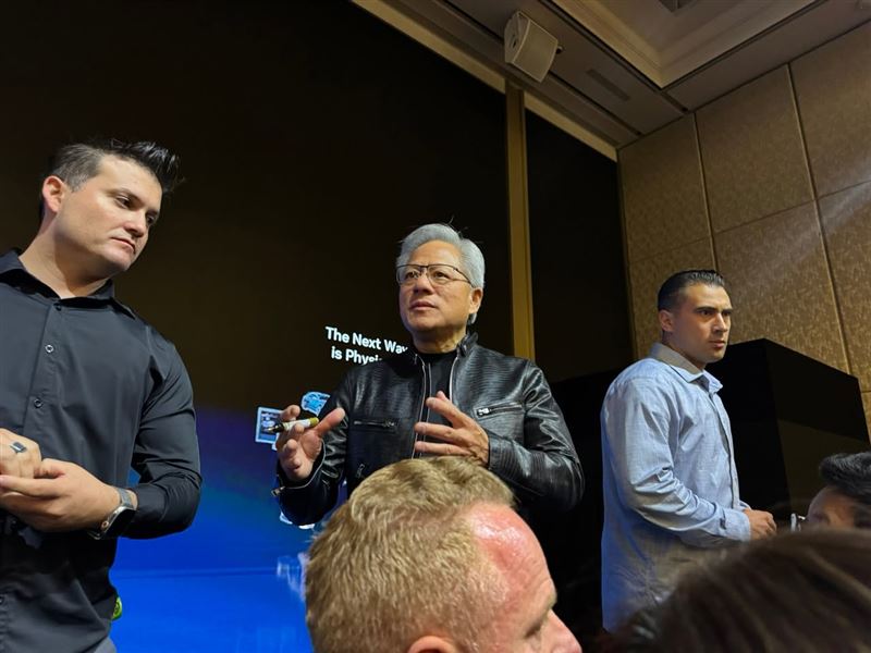 黃仁勳在 COMPUTEX 極限趕場，不僅在媒體問答中展現驚人親和力與幽默感，更在電量告急時妙語如珠。他不僅親自指導提問節奏，面對敏感的晶片禁令考古題，更以「演過百次電影」自嘲，展現 AI 教父在體能極限下，依然精準掌控全局的強大氣場。（圖／記者師瑞德攝影）