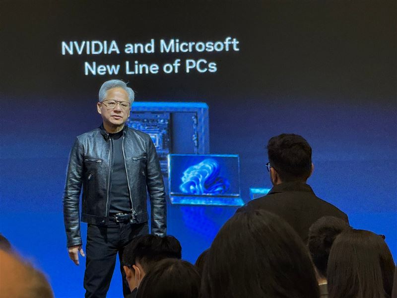 黃仁勳在 COMPUTEX 極限趕場，不僅在媒體問答中展現驚人親和力與幽默感，更在電量告急時妙語如珠。他不僅親自指導提問節奏，面對敏感的晶片禁令考古題，更以「演過百次電影」自嘲，展現 AI 教父在體能極限下，依然精準掌控全局的強大氣場。（圖／記者師瑞德攝影）