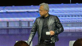 黃仁勳在 COMPUTEX 極限趕場，不僅在媒體問答中展現驚人親和力與幽默感，更在電量告急時妙語如珠。他不僅親自指導提問節奏，面對敏感的晶片禁令考古題，更以「演過百次電影」自嘲，展現 AI 教父在體能極限下，依然精準掌控全局的強大氣場。（圖／記者師瑞德攝影）