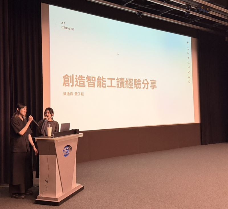 臺藝大學生蔡逸森(左)與黃子耘(右)，向在場學生分享在三立打工近一年學習到的作品及經驗談