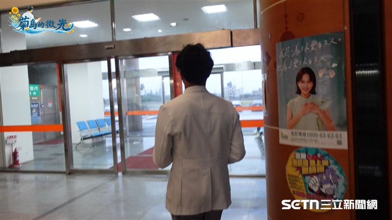 吳聲政醫師坦言，每到六、七月時，患者最常問他的一句話就是：「醫師，你今年要不要走？」短短一句話，卻道盡澎湖醫療長年面臨的人才流動困境。因為對許多澎湖居民而言，醫師輪調早已是常態，好不容易建立起信任與依賴，卻可能又得重新適應另一位陌生醫師，因此不少病患總在交接季來臨前，忍不住焦慮詢問，深怕熟悉的醫師又只是「過客」。（圖／記者張雅筑攝）