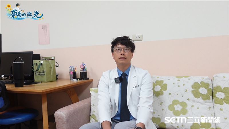 吳聲政醫師最後感性地說，雖然整個血液腫瘤科目前幾乎只有自己一個人撐著，但他還是想繼續留在澎湖，因為這裡不只是工作場域，更是自己一步步建立起醫病信任與生活連結的地方。「我很想讓大家知道，過來這邊其實是有希望、有發展的。」他坦言，自己也曾想過未來、想過競爭力，甚至問過自己是否該離開，但最後還是選擇留下，因為在第二位血液腫瘤科醫師來之前，他放心不下那些已經建立信任的病人，也希望用自己的例子告訴更多年輕人&mdash;&mdash;澎湖，不是沒有未來，而是需要更多願意留下來的人，一起把未來慢慢撐起來。（圖／記者張雅筑攝）