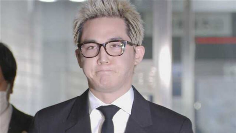 XG製作人SIMON現身東京地裁畫面。（圖／翻攝自日媒auone）