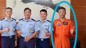 46歲飛官過俊男（藍圈處），不幸殉職。（圖／翻攝自空軍軍官學校臉書）