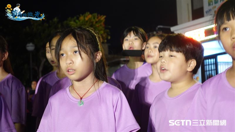 為紀念因抗SARS殉職的澎湖籍醫師林重威，5/15晚間馬公市公所於三多路「林重威醫師紀念公園」舉辦「馬公市全民防疫倡導音樂會－海風不止・守護未歇」，透過音樂展演與公共參與的方式，傳遞全民防疫、珍惜生命和尊重醫護的重要性。照片中的合唱團為廖偉曄老師擔任指揮的「中興國小星奇兒童合唱團」，看見孩子唱得如此陶醉，讓人聽了、看了相當療癒。（圖／記者張雅筑攝）