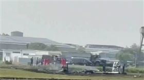 岡山基地2日上午發生墜機意外，導致2名飛官殉職。（圖／CTWANT）