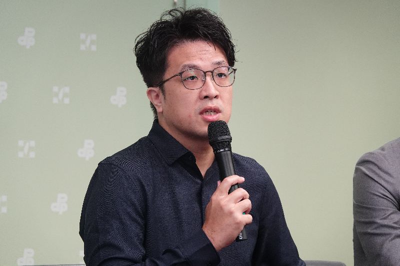 民進黨台北市長參選人沈伯洋2日出席民進黨「2026國務青旗艦營_你的民主You need 民主」宣傳記者會。（圖／中央社）