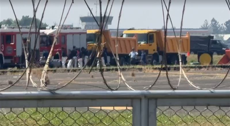 殉職的過俊男困機艙直到下午,才將遺體移出飛機遺骸,2具飛官遺體,送高雄市立殯儀館。(圖/翻攝畫面)