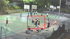 2人互毆時旁邊的球友上去勸架。（圖／翻攝畫面）