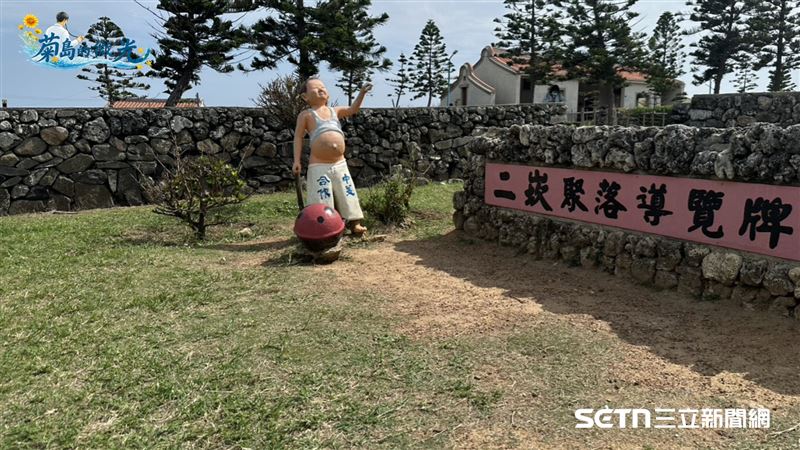 澎湖西嶼的二崁傳統聚落保存區，不只是知名觀光景點，也曾是育菱大學時期的打工地點。為了累積經驗，她每天得騎車約半小時往返，即便冬天迎著強勁海風，仍逐漸在工作中學會獨立與承擔。（圖／記者張雅筑攝）