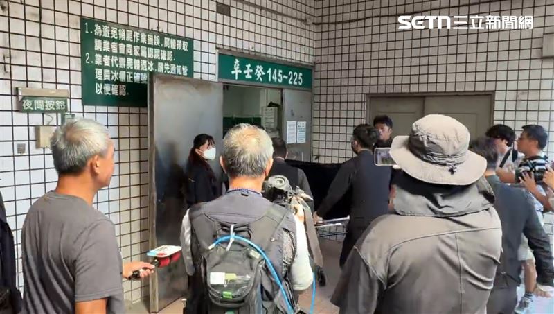 新/任務結束同袍敬禮 2飛官抵殯儀館