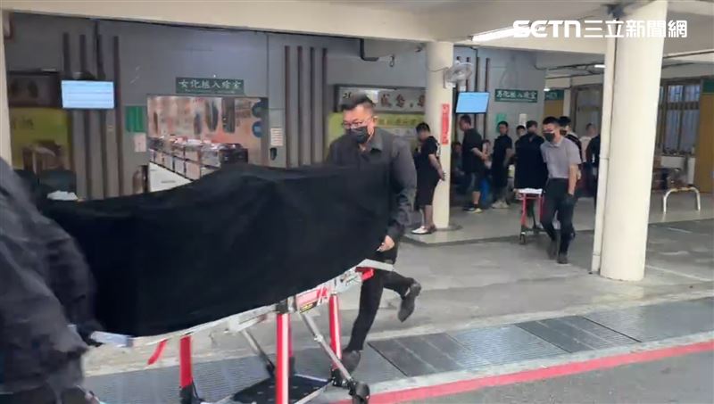 任務結束!飛官過俊男、盧季佑遺體抵殯儀館。(圖/記者簡榮良攝影)