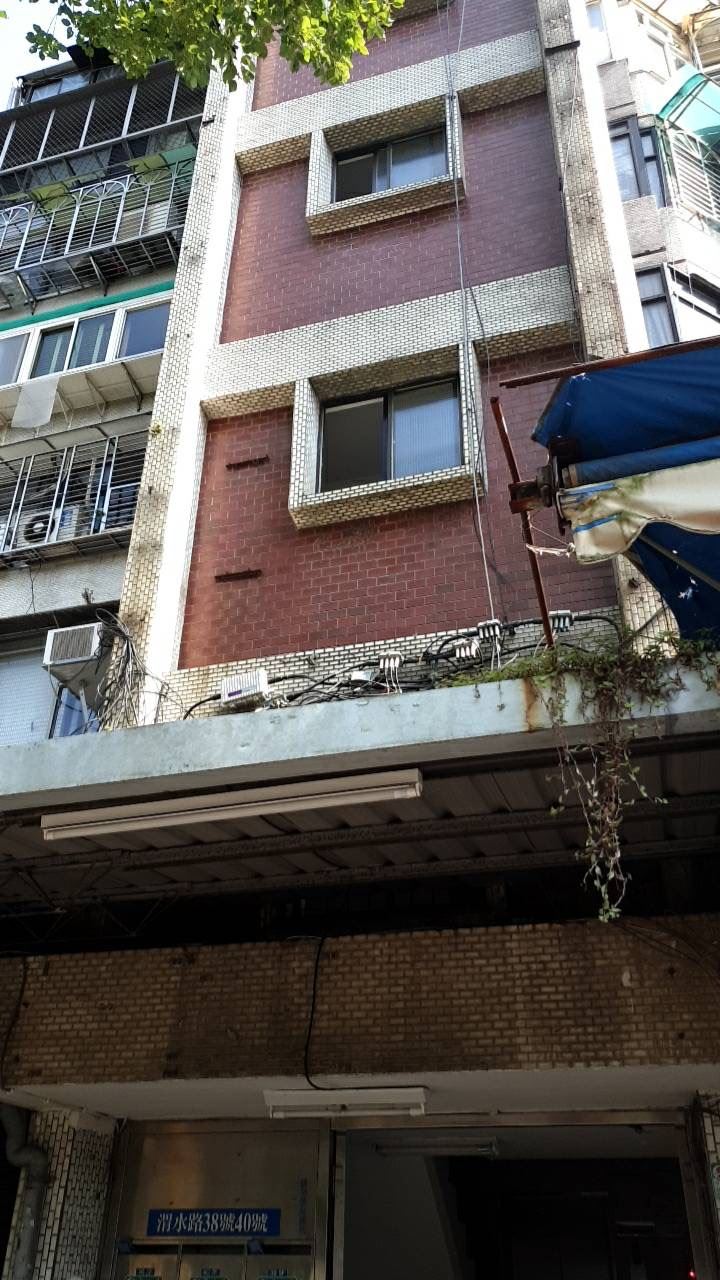 台北市中山區渭水路今(2日)下午傳出火警,疑似地下室配電盤冒煙。(圖/翻攝畫面)