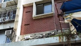 台北市中山區渭水路今（2日）下午傳出火警，疑似地下室配電盤冒煙。（圖／翻攝畫面）
