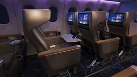 華航全新787客機豪華經濟艙硬體設備方面，使用15.6吋4K螢幕，並支援智慧型手機與平板直接連接機上娛樂系統作為遙控器，同時可配對藍牙耳機使用。（圖／華航提供） 
