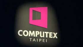 黃仁勳 COMPUTEX 現身挺 Marvell，斷言其為下個兆美元企業。面對 AI 算力基礎建設，他強調資料中心需採取「銅光並進」策略，即在擴容階段靈活調配銅纜與光學傳輸，以解決資料傳輸效能瓶頸，加速 AI 代理時代落地。（圖／記者師瑞德攝影）