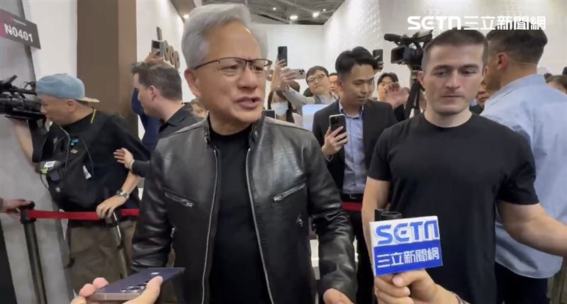 據蘇富比(Sotheby's)官方拍賣網站公布訊息,一件黃仁勳曾親自穿過的黑色Tom Ford皮衣,將自7月7日起開放競標,起拍估價區間落在4萬至6萬美元,換算新台幣約128萬至191萬元。(圖/記者王文承攝影)