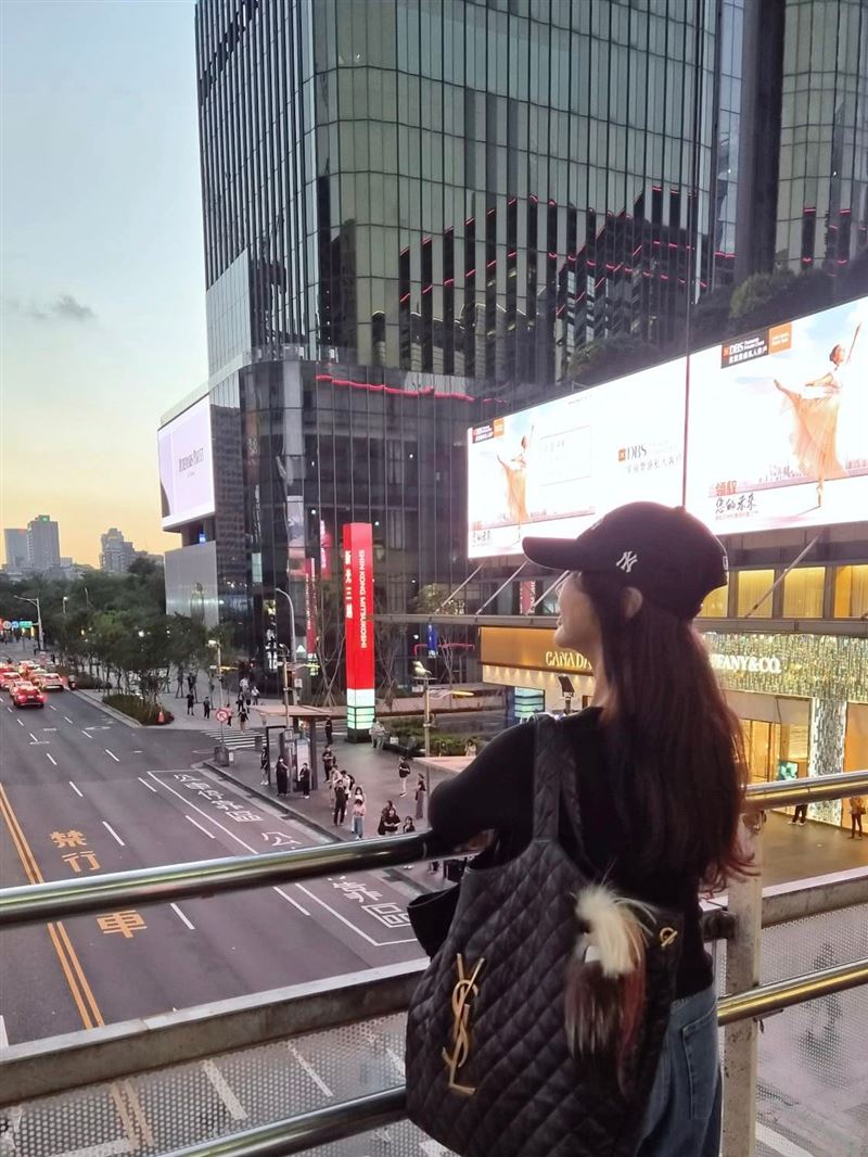 陳美鳳昨現身北市街頭,肩揹約16萬元YSL真皮超大號購物袋。(圖/取自陳美鳳的臉書)