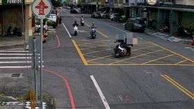 洪男夫妻徒步從黃色網狀線穿越馬路,遭李姓機車騎士撞倒。（圖／翻攝畫面）