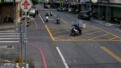 夫妻散步遭騎士撞飛1死1重傷　瞬撞畫面曝