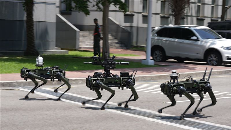 中科院曝光3型軍規機器狗:降低人員風險