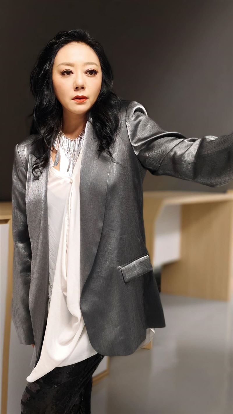 女藝人高慧君長年受甲狀腺問題影響,曾出現單眼斜視與眼部不適情況,期間也陸續接受多次手術治療。(圖/翻攝自高慧君FB)