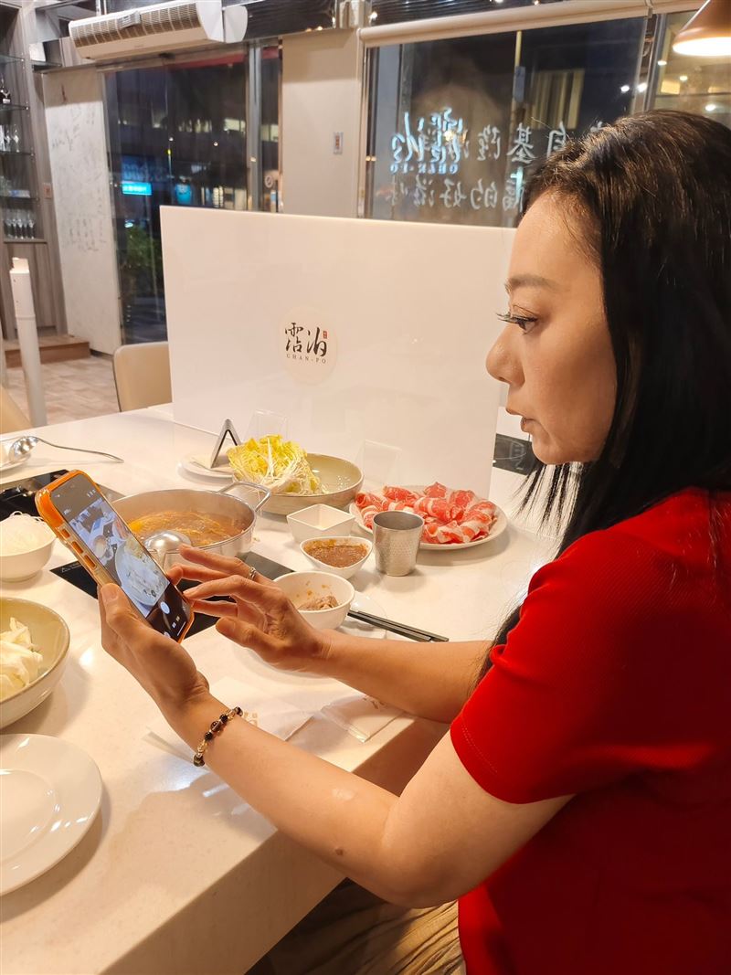 高慧君近年因甲狀腺疾病引發眼部問題,包括斜視與凸眼等症狀,即使多次接受治療與手術仍未完全改善。(圖/翻攝自高慧君FB)