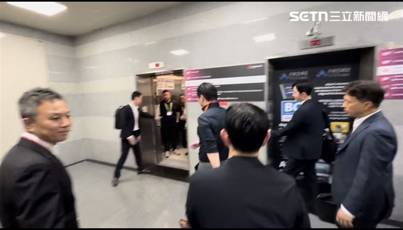 《三立新聞網》記者本想繼續追問，但被SK集團公關攔了下來，隨後崔泰源便搭上電梯離去。（圖／記者王文承攝影）