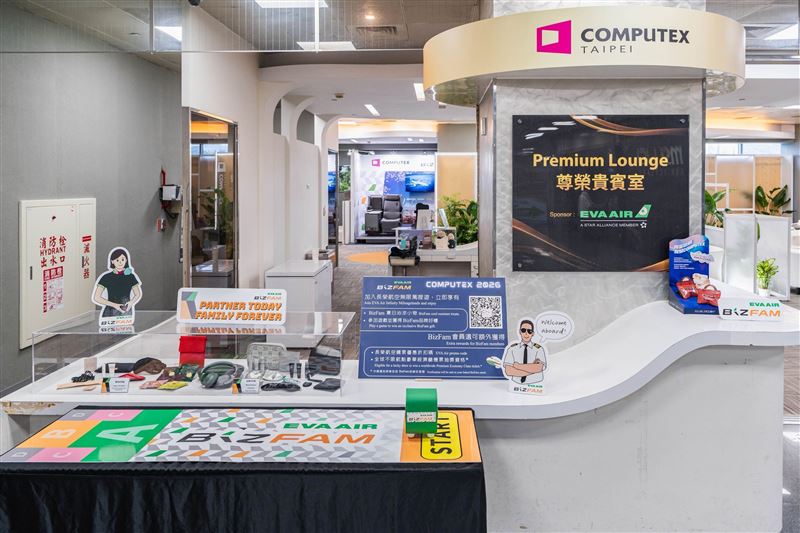 長榮航空位於南港展覽一館4樓的Premium Lounge,現場結合趣味遊戲與波音787夢幻客機「皇璽桂冠艙」座椅體驗。(圖/長榮航空提供)