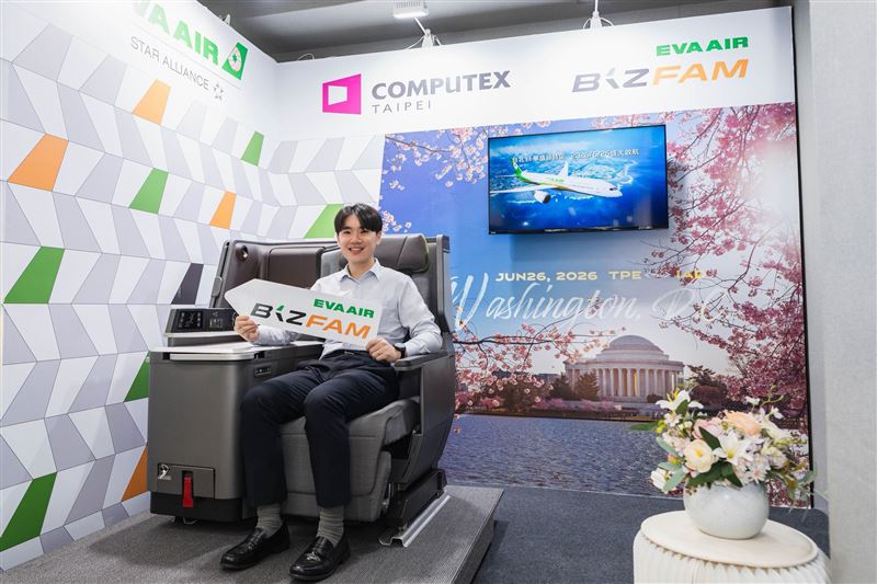 長榮航空位於南港展覽一館4樓的Premium Lounge,現場結合趣味遊戲與波音787夢幻客機「皇璽桂冠艙」座椅體驗。(圖/長榮航空提供)
